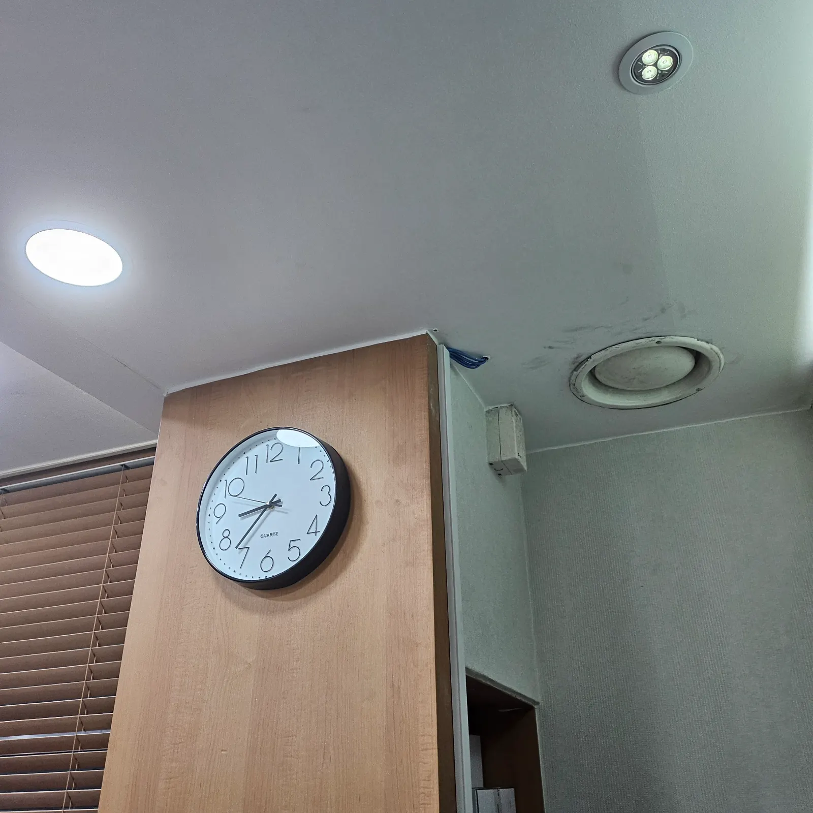 네트워크 공사 깔끔하게 잘 받았습니다