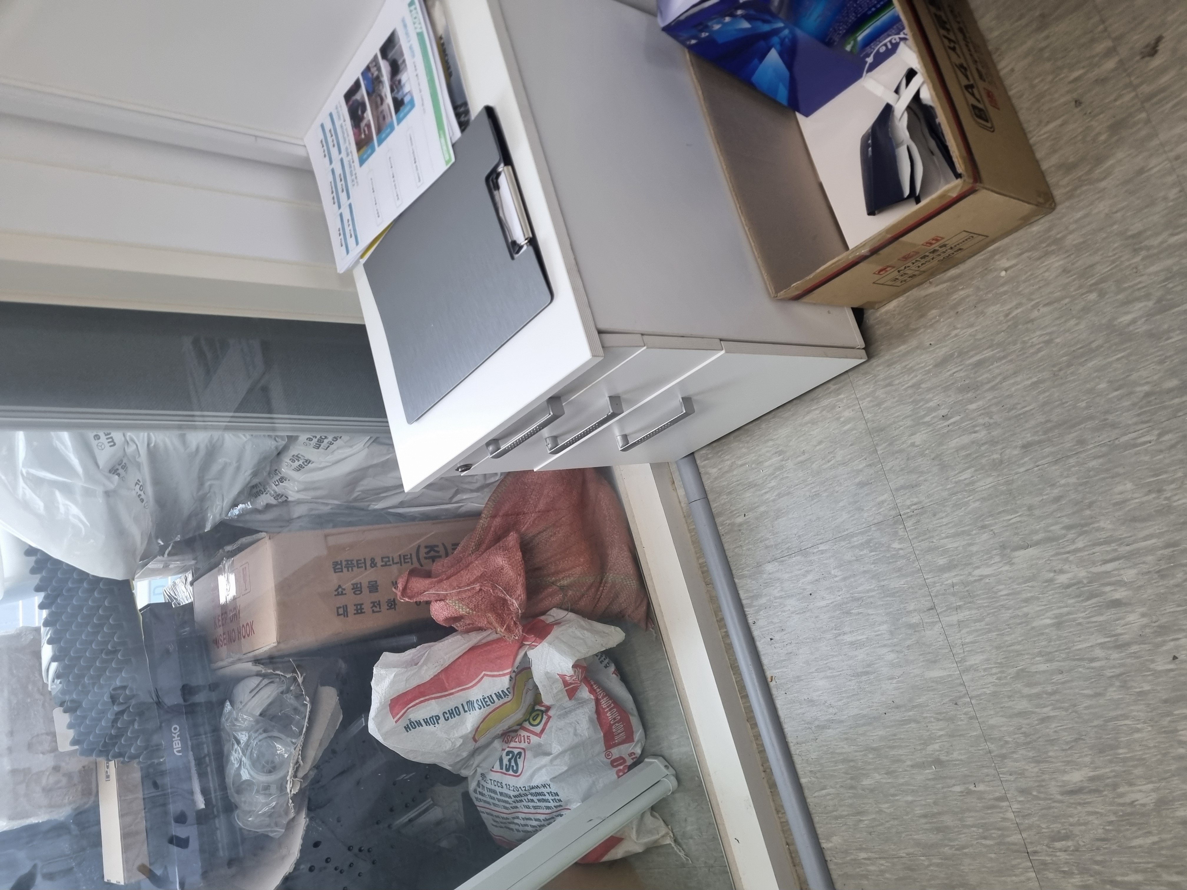 자리 바꾸면서 랜선 정리까지 완벽하게 끝냈어요~