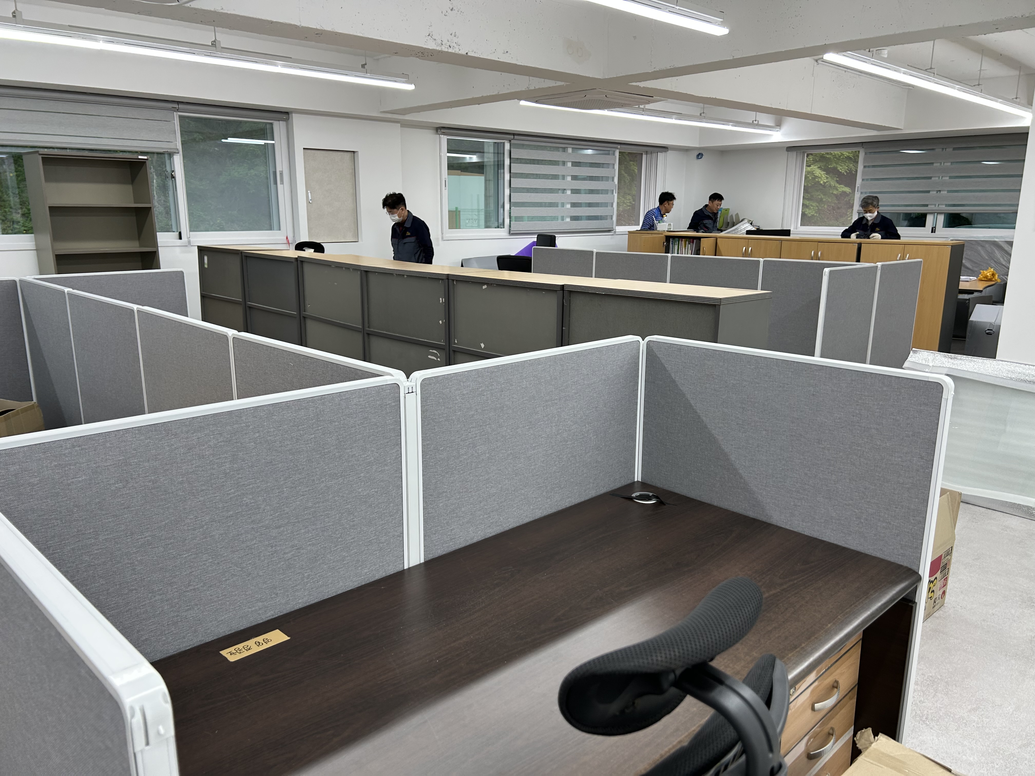 사무실 입주 전에 책상 자리 마다 인터넷선 포설 받았어요